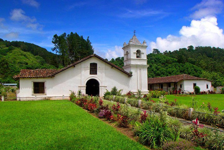 Iglesia colonial del Valle de Orosi, punto de referencia